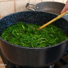 Frunze de spanac proaspat oparite inainte de gatire