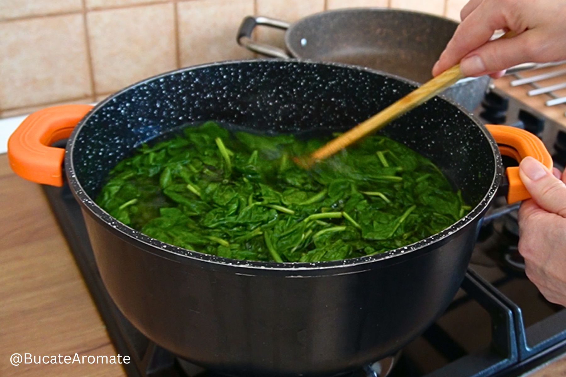 Frunze de spanac proaspat oparite inainte de gatire