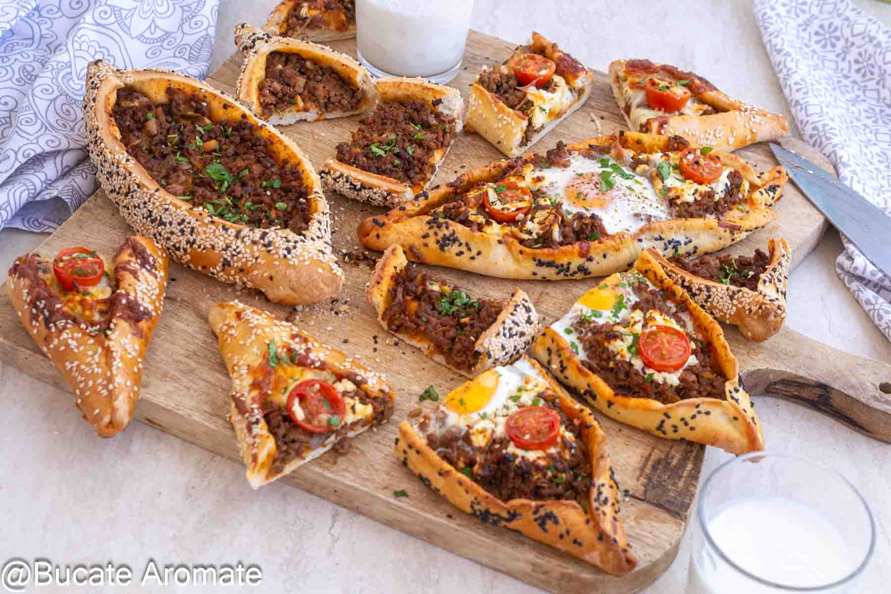 Pide turcești cu carne tocată de vită tăiate pe tocător, cu variante simple, cu ou, telemea și roșii cherry.