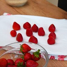 Căpșuni mici spălate și uscate, pregătite pentru umplerea găluștelor