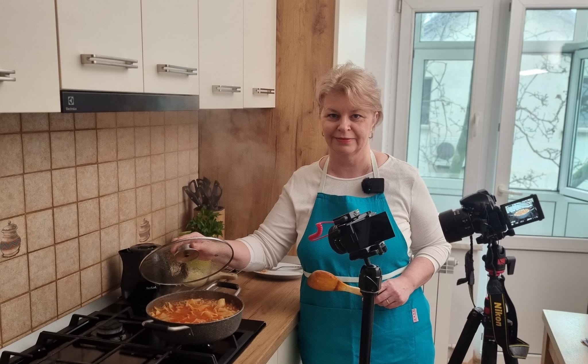 Iuliana filmează o rețetă în bucătăria Bucate Aromate, cu două camere pregătite pentru cadre clare și detalii pas cu pas.