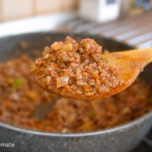 Umplutură suculentă pentru pide turcești, cu carne tocată de vită, ceapă, sos de roșii și condimente.