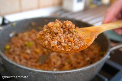 Umplutură suculentă pentru pide turcești, cu carne tocată de vită, ceapă, sos de roșii și condimente.