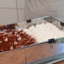 Prăjitură Tiramisu cu blat de casă, cremă de mascarpone decorată cu movilițe și cacao pudrată