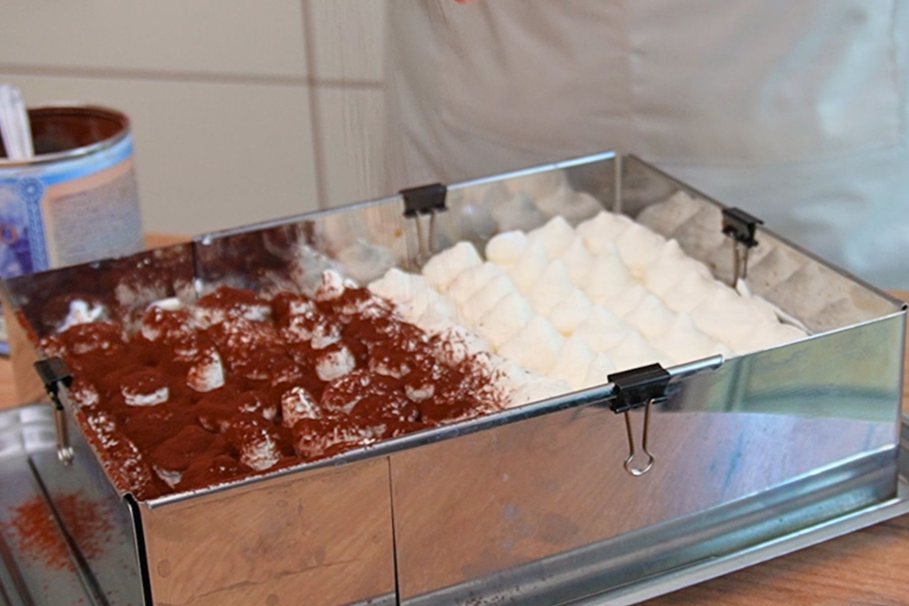 Prăjitură Tiramisu cu blat de casă, cremă de mascarpone decorată cu movilițe și cacao pudrată