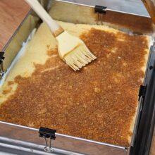 Blat de casă pentru prăjitură Tiramisu însiropat cu cafea, folosind o pensulă