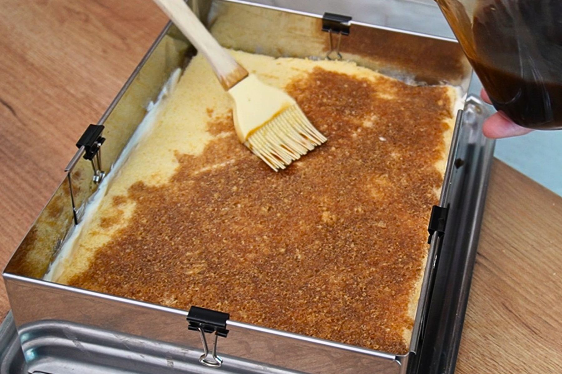 Blat de casă pentru prăjitură Tiramisu însiropat cu cafea, folosind o pensulă