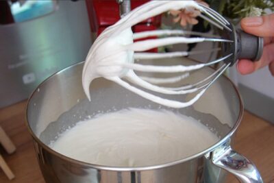 Cremă fină pentru prăjitură Tiramisu, bătută până devine fermă și aerată