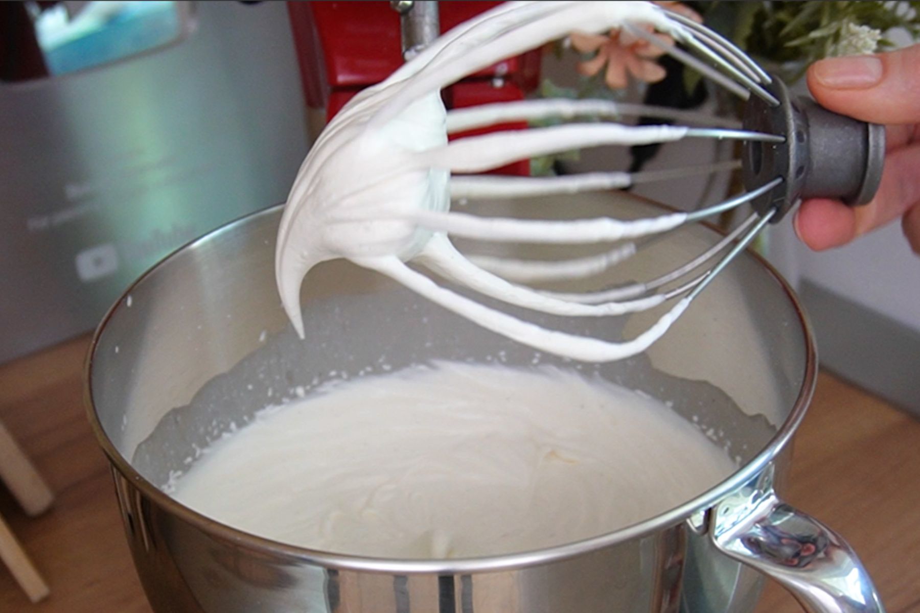 Cremă fină pentru prăjitură Tiramisu, bătută până devine fermă și aerată