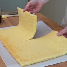 Blat pufos de casă tăiat în două foi pentru montarea prăjiturii Tiramisu