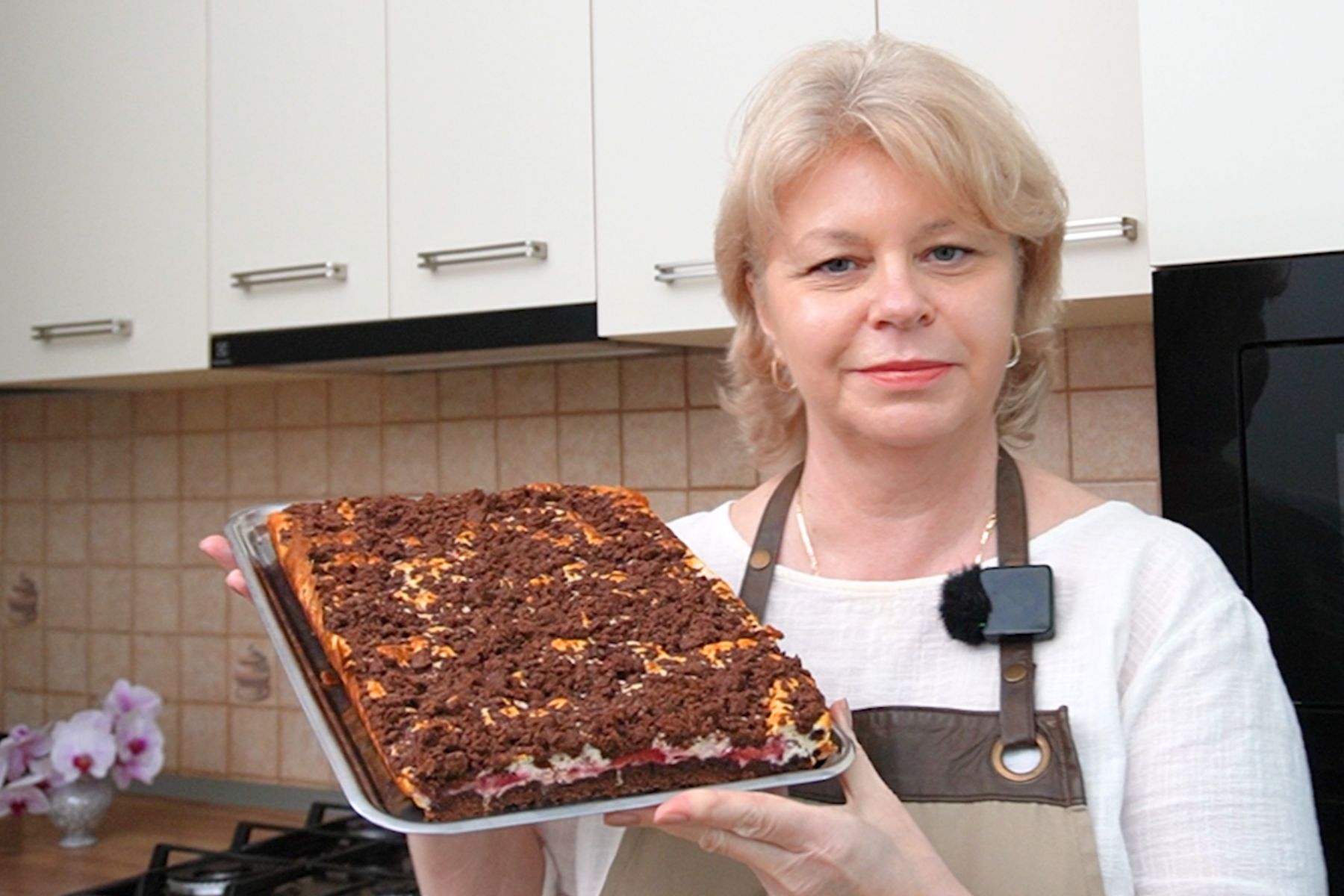Iuliana Sbirnea de la Bucate Aromate prezentand prajitura Rudy cu cacao, branza si capsuni