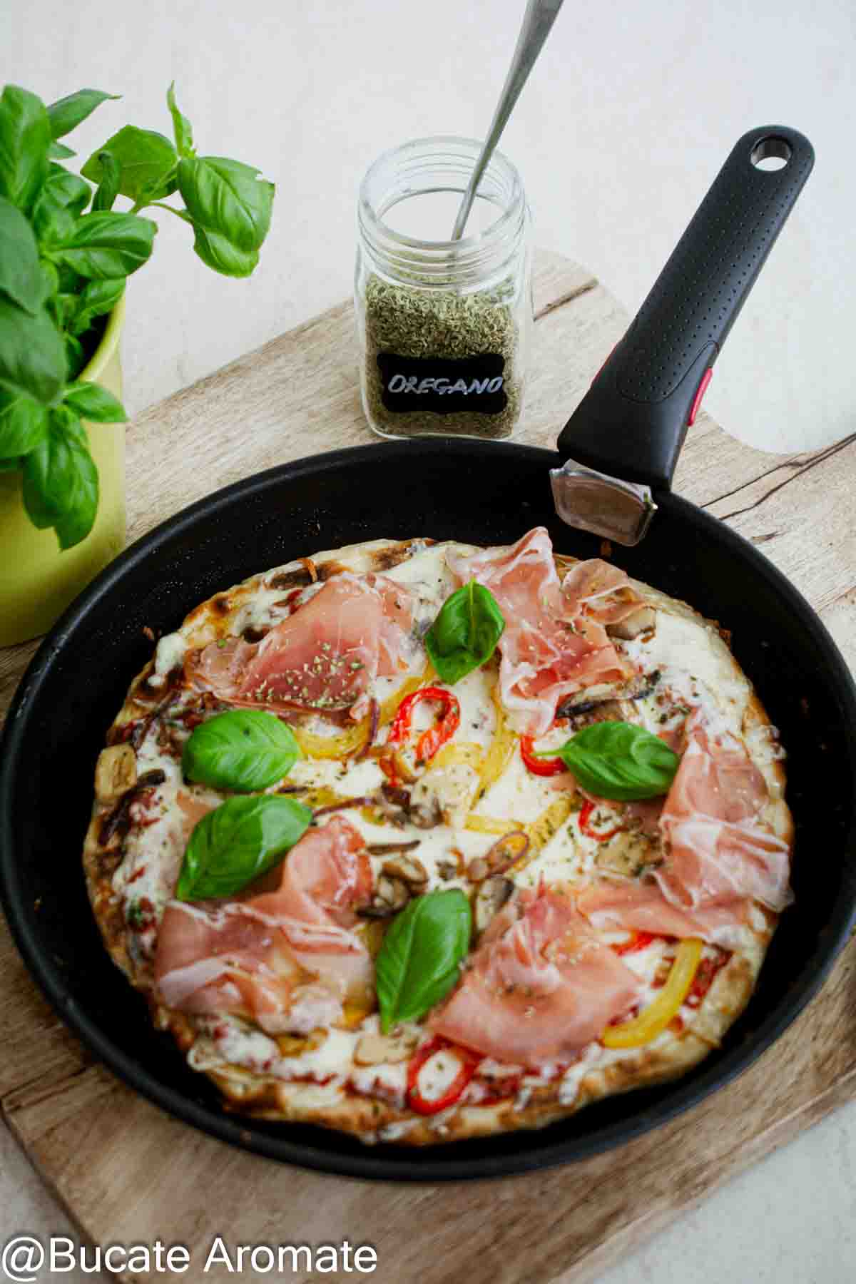 Pizza de casă la tigaie, fără cuptor, cu blat rapid, topping de legume călite, cașcaval, prosciutto crudo și busuioc.