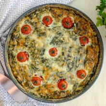 Quiche fără crustă cu spanac, brânză și roșii cherry, rumenit frumos la cuptor.