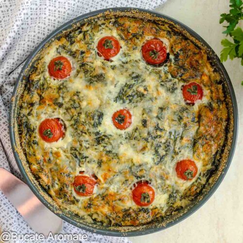 Quiche fără crustă cu spanac, brânză și roșii cherry, rumenit frumos la cuptor.