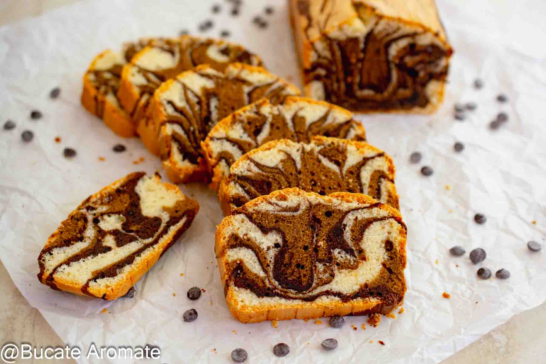 Felii de chec marmorat cu vanilie, cafea și cacao, cu model în trei culori și miez pufos