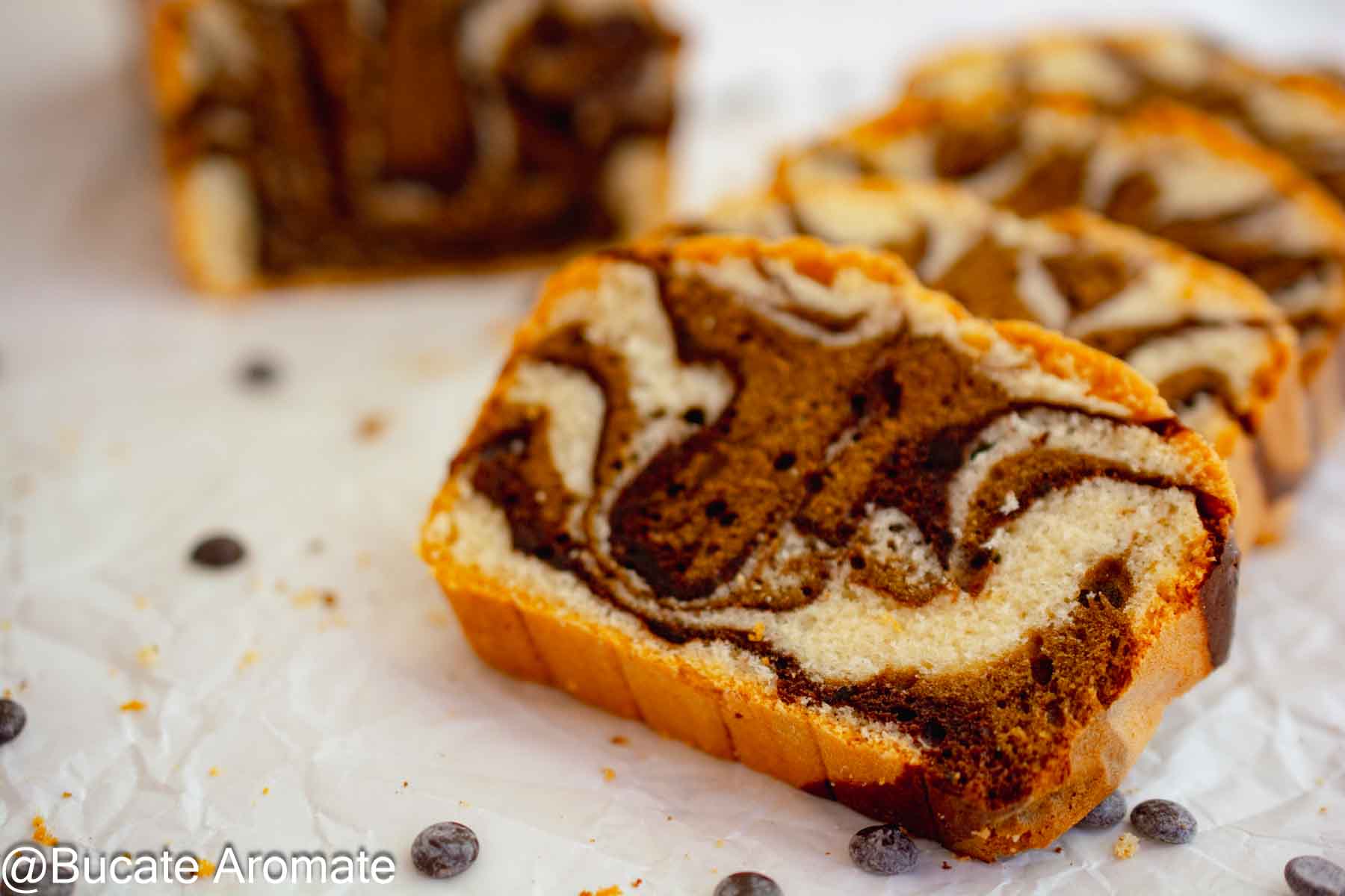 Prim-plan cu o felie de chec pufos cu vanilie, cafea și cacao, având model marmorat bine definit
