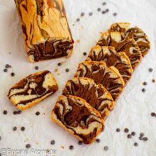 Chec de casă cu vanilie, cafea și cacao, tăiat în felii și așezat pe hârtie de copt