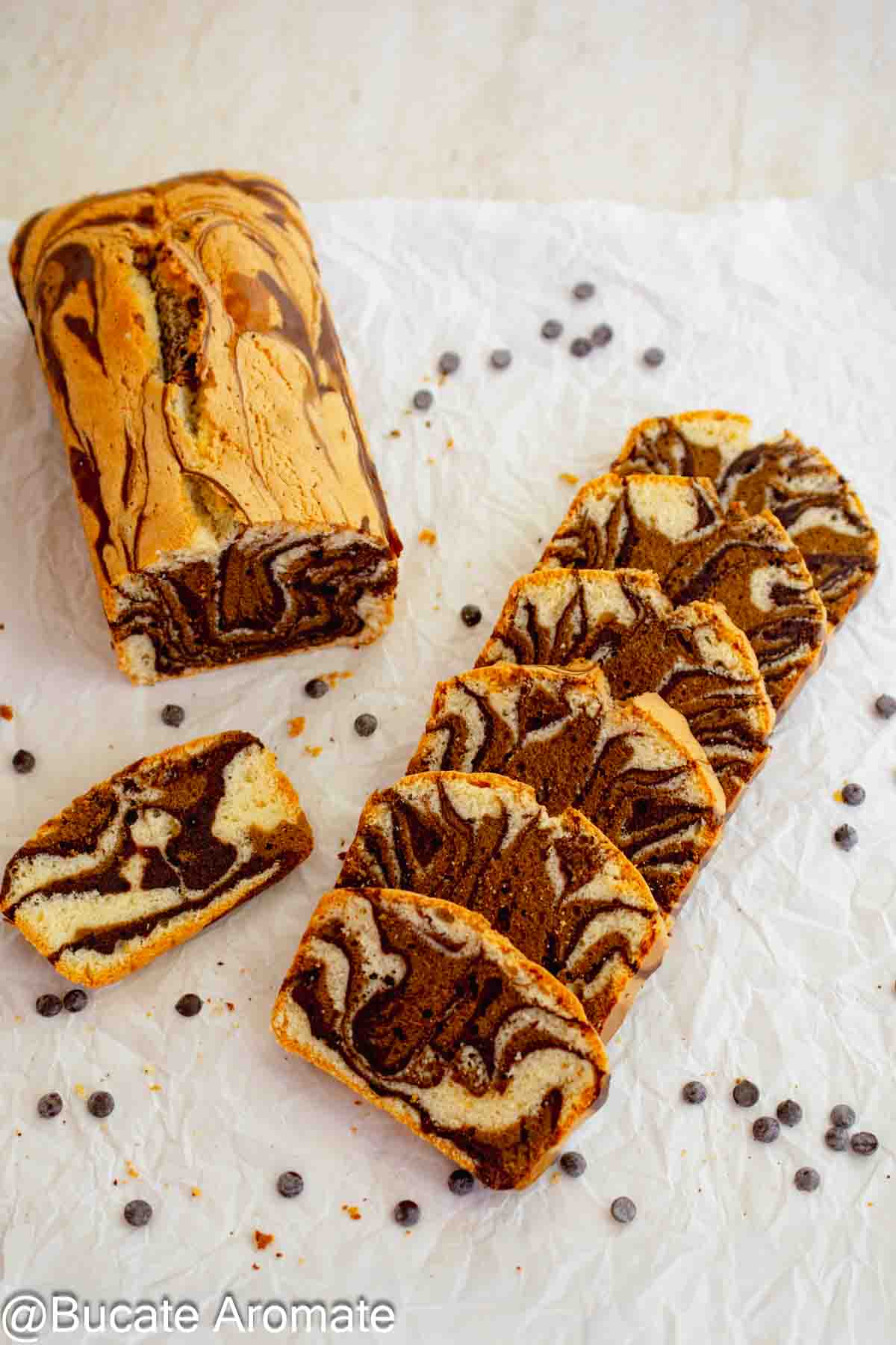 Chec marmorat cu aromă de cafea și cacao, servit în felii, cu miez moale și aerat