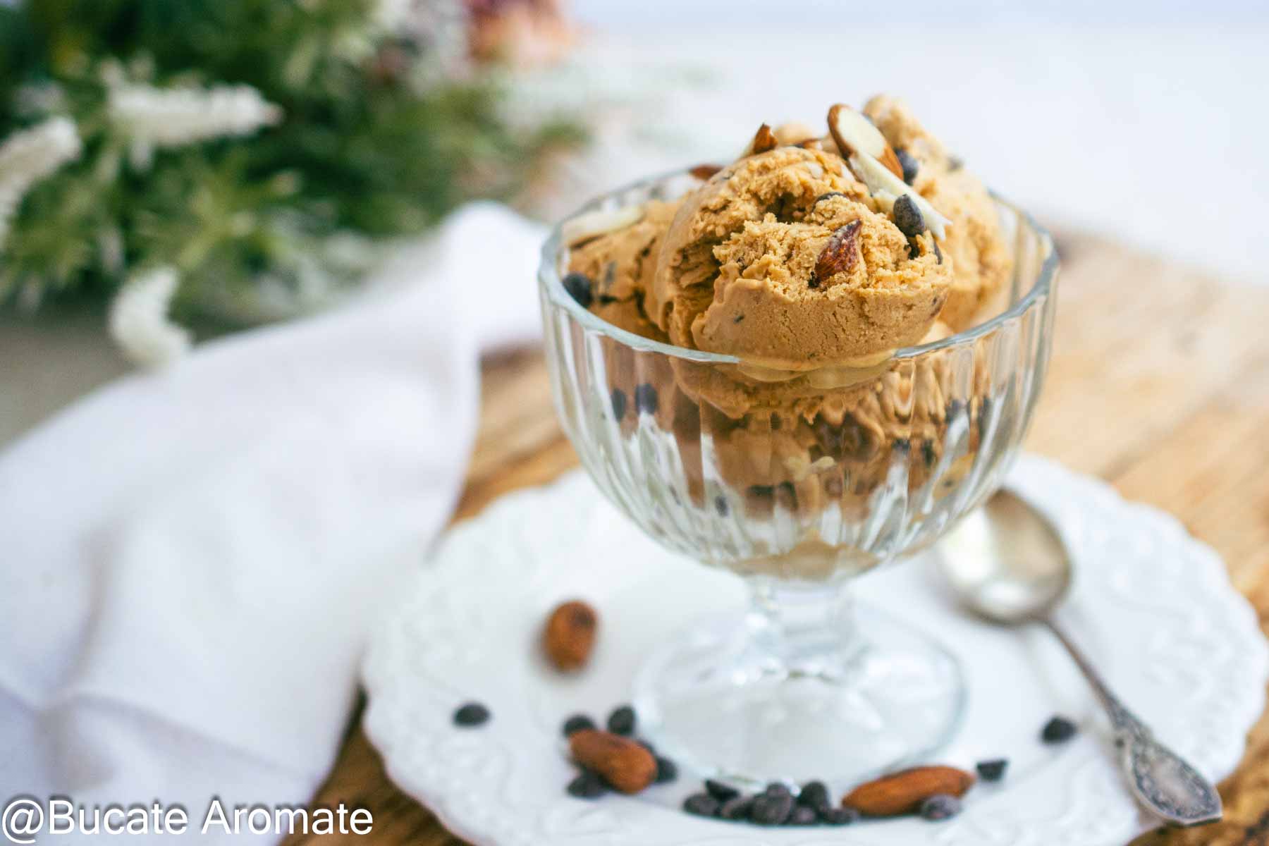 Înghețată de casă cu dulce de leche și unt de arahide, servită în cupă de sticlă.