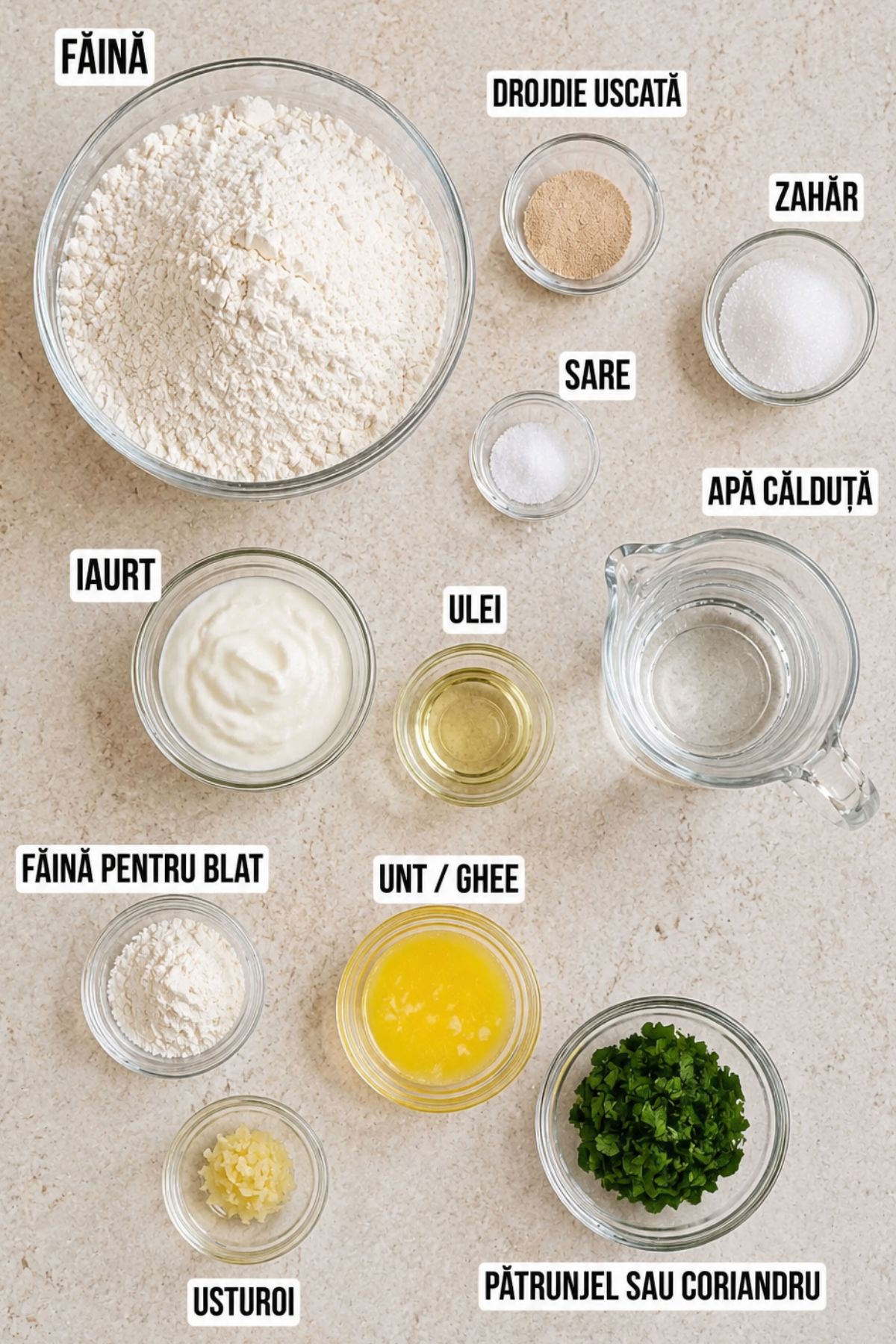 Ingrediente pentru naan cu drojdie la tigaie: făină, drojdie uscată, iaurt, apă călduță, ulei, unt, usturoi și pătrunjel