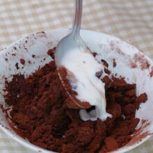 Cacao amestecată cu puțin lichid pentru aluatul închis la culoare