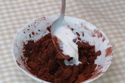 Cacao amestecată cu puțin lichid pentru aluatul închis la culoare