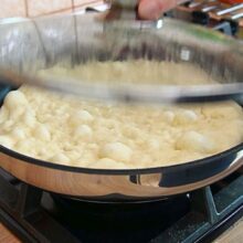 Blat de pizza cu praf de copt, crescut și copt în tigaie antiaderentă, sub capac.