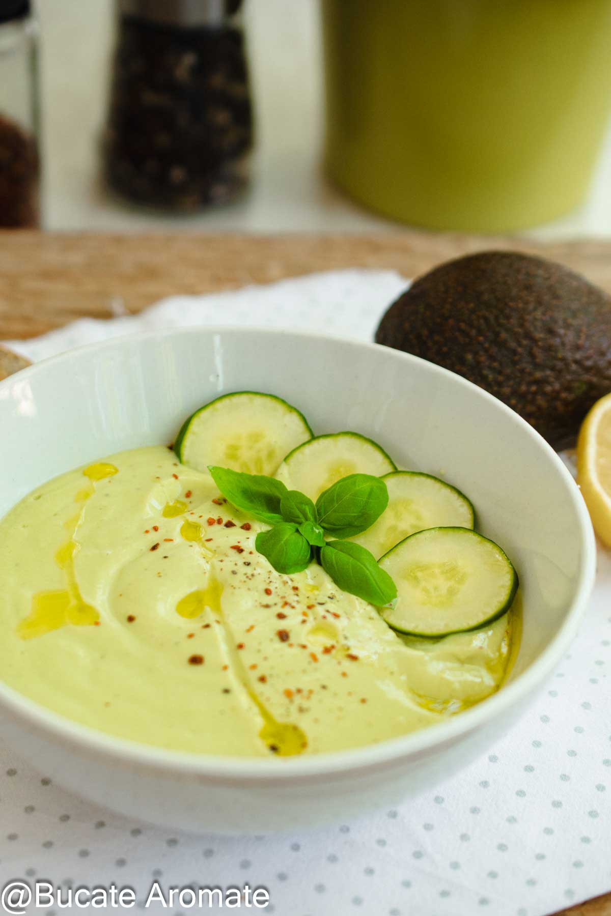 Supă cremă rece de avocado cu iaurt, castravete și busuioc, servită rece într-un bol alb