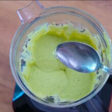 Supă rece de avocado cu iaurt și castravete mixată în blender până devine fină și cremoasă