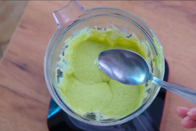 Supă rece de avocado cu iaurt și castravete mixată în blender până devine fină și cremoasă
