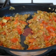 Legume călite în tigaie pentru umplutura de vinete cu ton, cu ceapă, roșii și miez de vânătă.