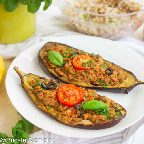 Vinete umplute cu ton fără ouă și lactate, servite pe farfurie cu quinoa fiartă alături.
