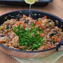 Umplutură pentru vinete cu ton, legume călite, măsline, pătrunjel și zeamă de lămâie.