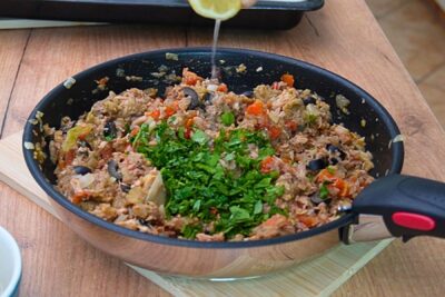 Umplutură pentru vinete cu ton, legume călite, măsline, pătrunjel și zeamă de lămâie.
