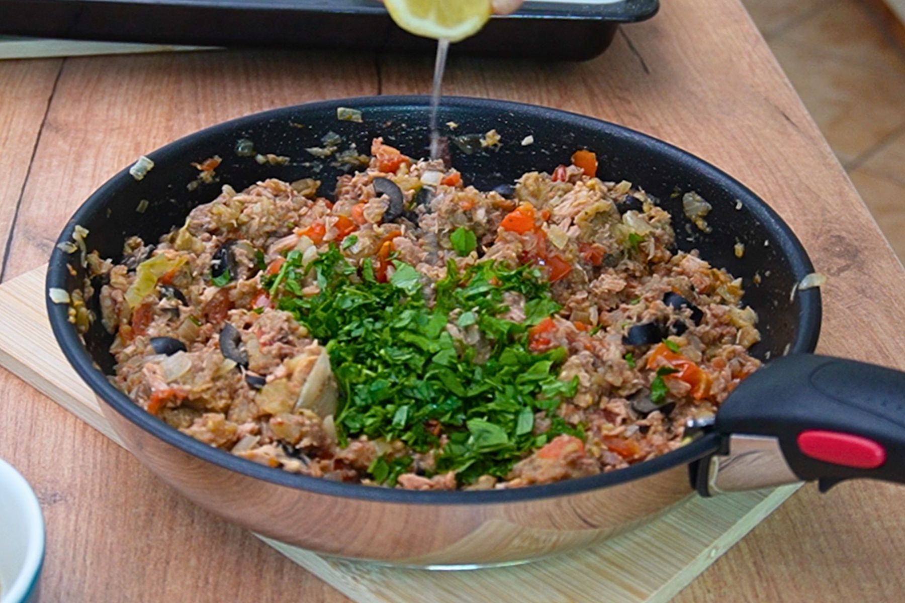 Umplutură pentru vinete cu ton, legume călite, măsline, pătrunjel și zeamă de lămâie.