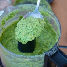 Pesto cremos de busuioc cu caju și drojdie nutritivă, mixat în robotul de bucătărie