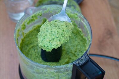 Pesto cremos de busuioc cu caju și drojdie nutritivă, mixat în robotul de bucătărie