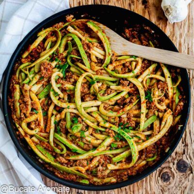 Dovlecei cu carne tocată de pui și sos de roșii, gătiți rapid la tigaie și presărați cu pătrunjel verde.