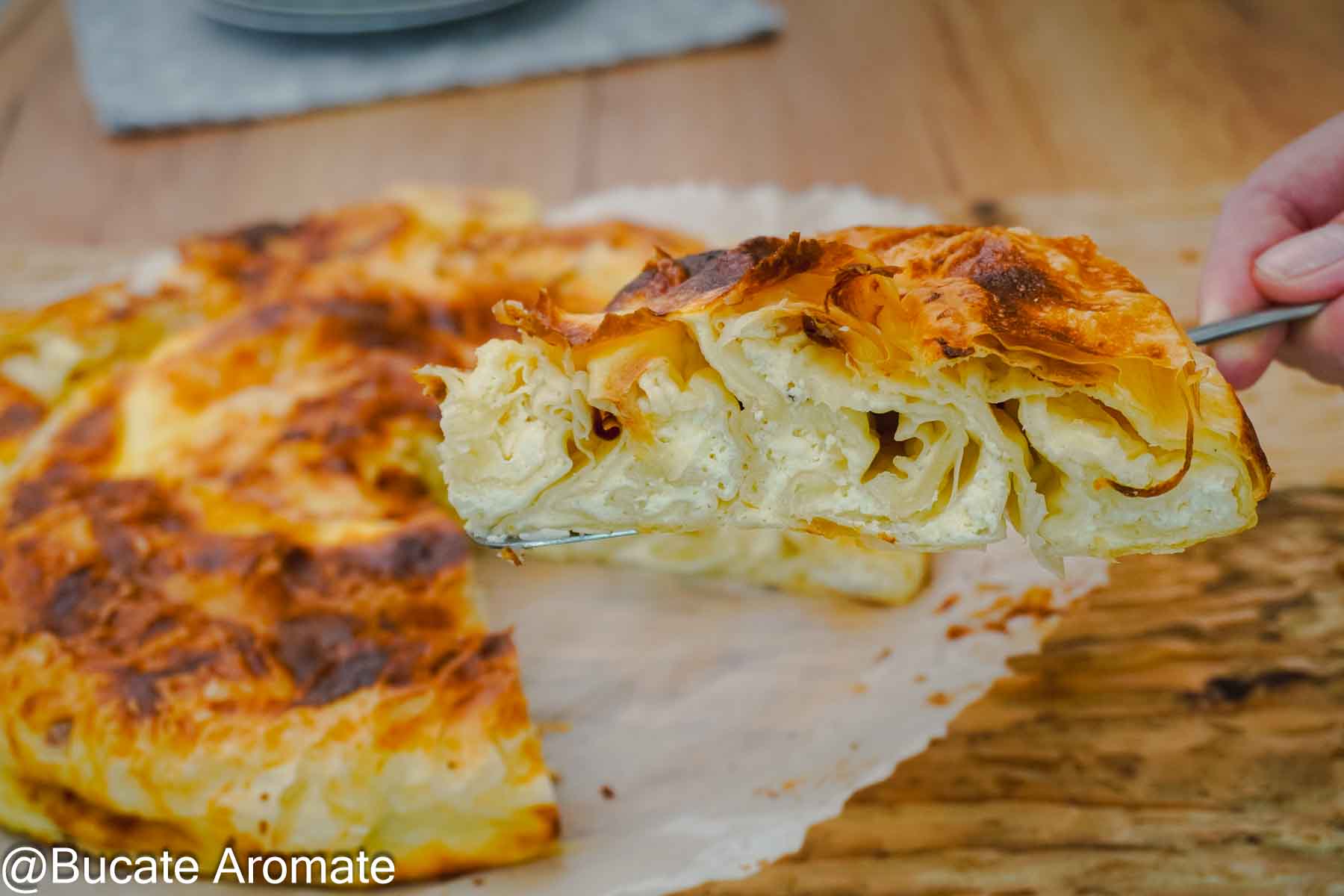 Felie de plăcintă învârtită cu brânză de vaci și telemea, cu foi cumpărate rumene și umplutură cremoasă