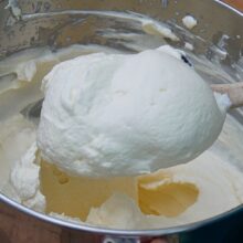 Cremă fermă de frișcă și mascarpone pentru prăjitura Sinaia, bătută până își păstrează forma.