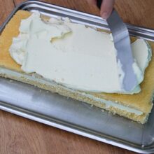 Cremă de frișcă și mascarpone întinsă peste foaia de blat însiropat pentru prăjitura Dunăreana.
