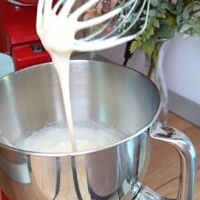 Ouă bătute spumă la mixer pentru un aluat aerat și pufos.