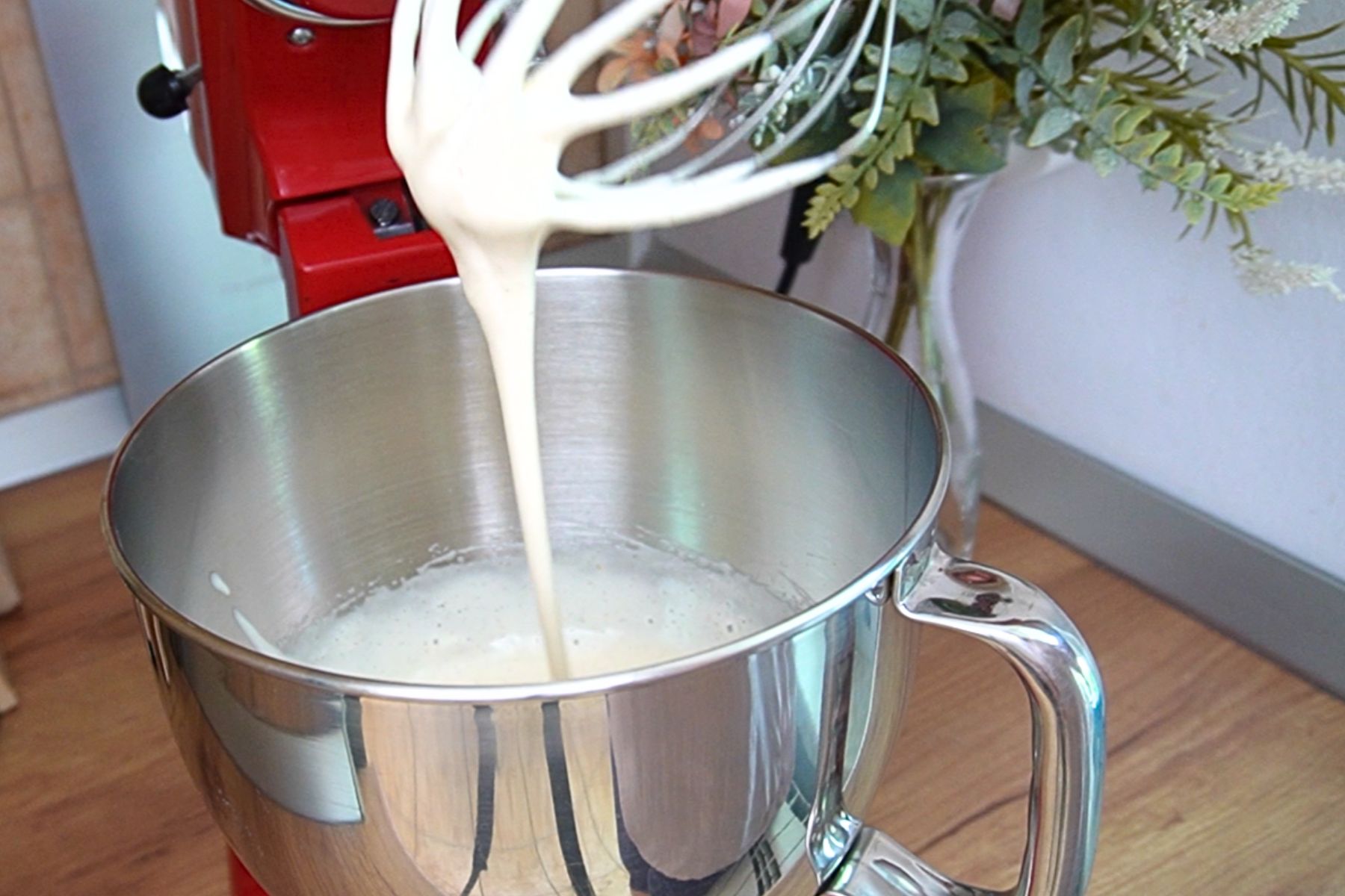 Ouă bătute spumă la mixer pentru un aluat aerat și pufos.