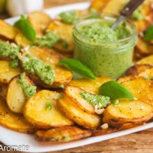 Platou cu cartofi rondele aurii la cuptor, pesto verde de busuioc și caju crocant