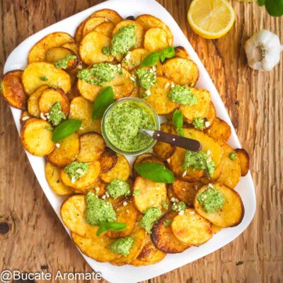 Cartofi rumeniți la cuptor, serviți cu pesto cremos de busuioc, caju și drojdie nutritivă