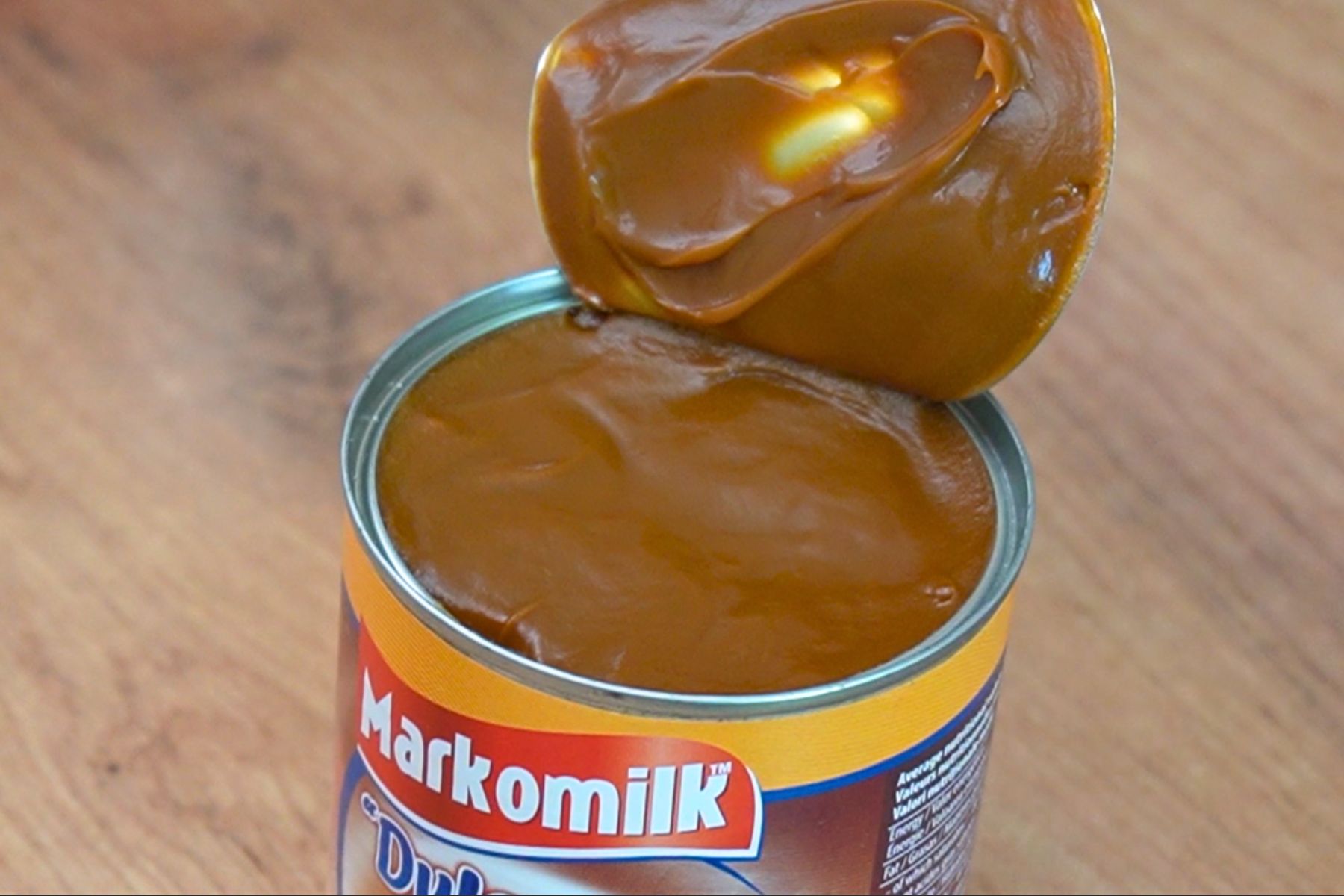 
Cutie de dulce de leche deschisă, cu cremă groasă de lapte caramelizat