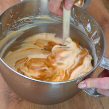 Cremă de dulce de leche și unt de arahide încorporată în frișcă bătută, pentru înghețată de caramel făcută acasă.