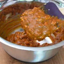 Cremă groasă de dulce de leche amestecată cu unt de arahide crunchy, vanilie și ciocolată, pentru înghețată de casă.