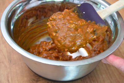 Cremă groasă de dulce de leche amestecată cu unt de arahide crunchy, vanilie și ciocolată, pentru înghețată de casă.