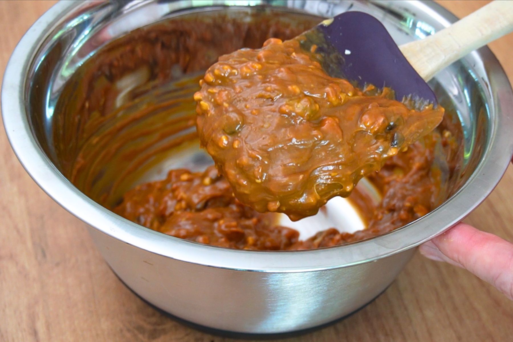 Cremă groasă de dulce de leche amestecată cu unt de arahide crunchy, vanilie și ciocolată, pentru înghețată de casă.